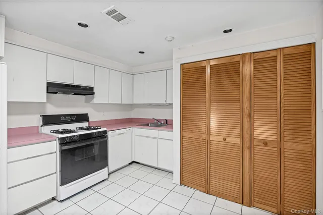 $244,900 | 269 Brettonwoods Drive, Unit 269, Coram, NY 11727