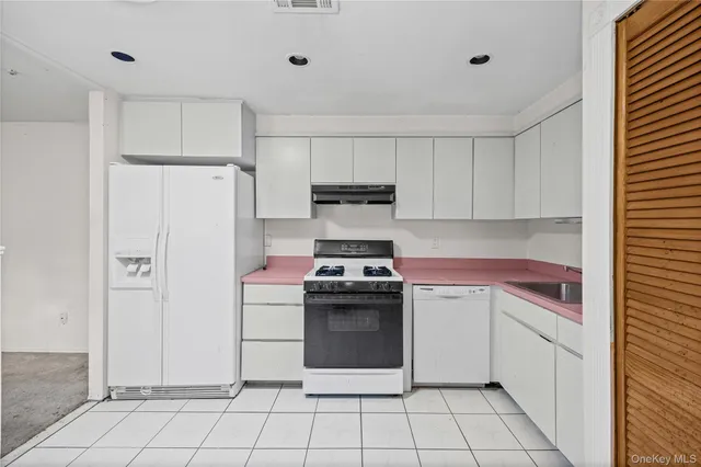 $244,900 | 269 Brettonwoods Drive, Unit 269, Coram, NY 11727