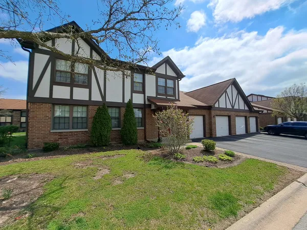 $2,300 | 216 Stoneybrook Lane, Unit 2C, Bloomingdale, IL 60108