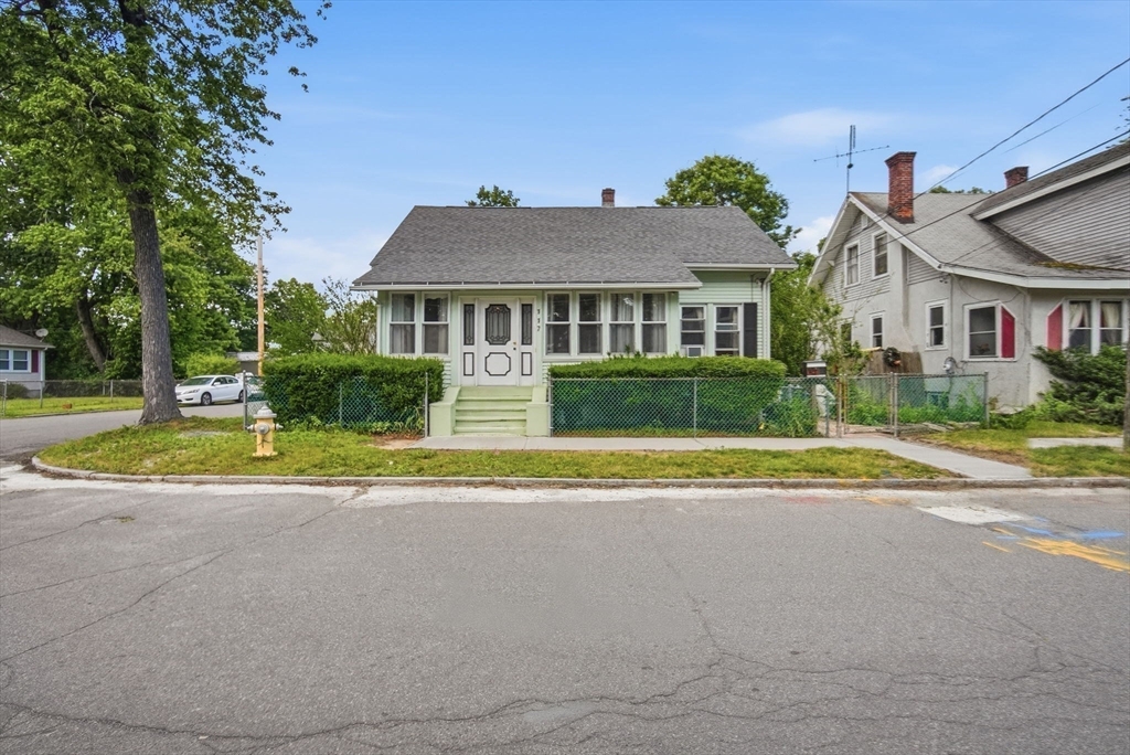 117 Burghardt Street Springfield, MA 01109 - Photo 7 of 42