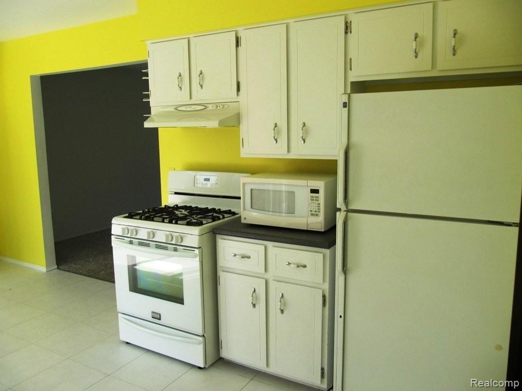 2582 Hartline Drive Rochester, MI 48309 - Photo 15 of 23 15Kitchen 3.JPG
