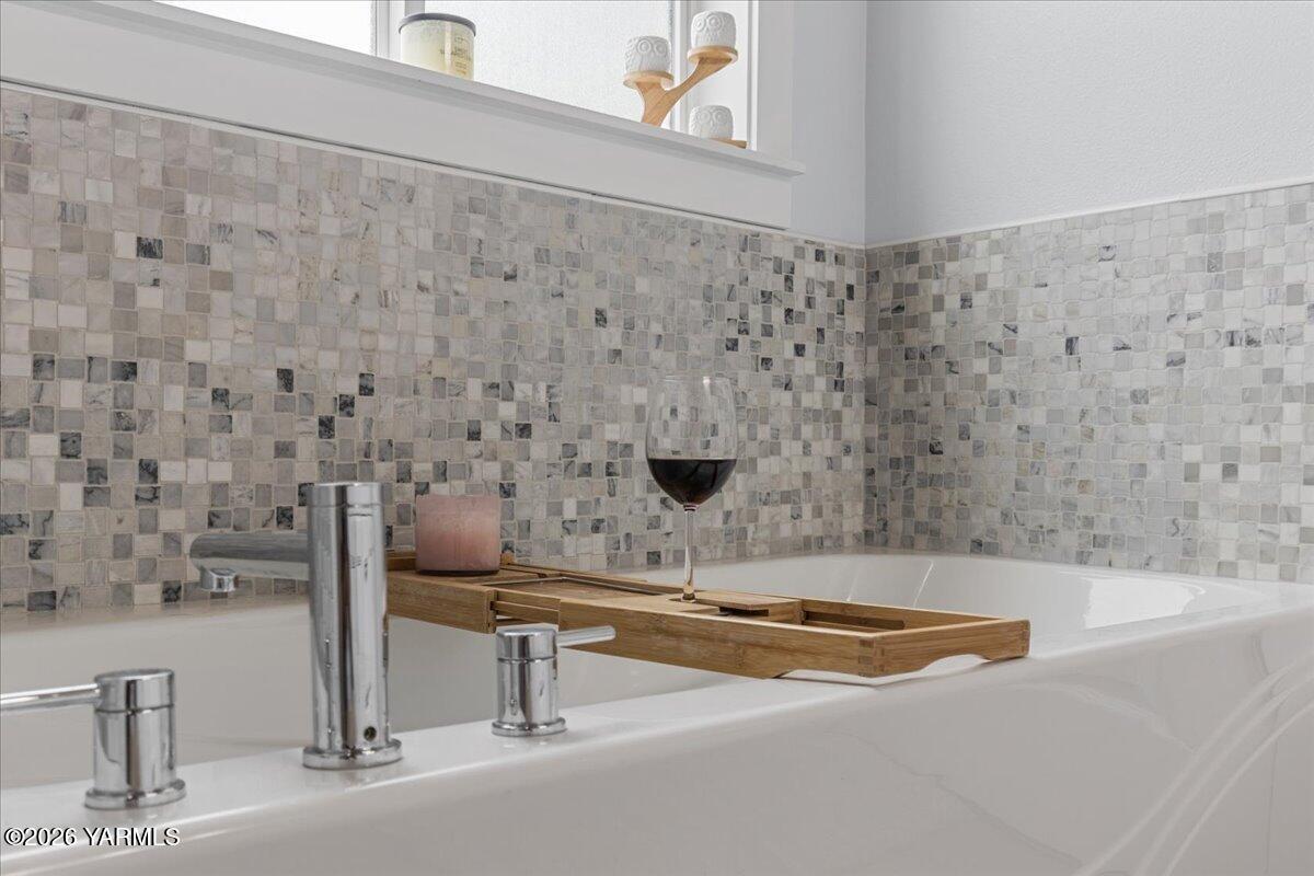 7803 Fremont Way Yakima, WA 98908 - Photo 25 of 49 Garden tub