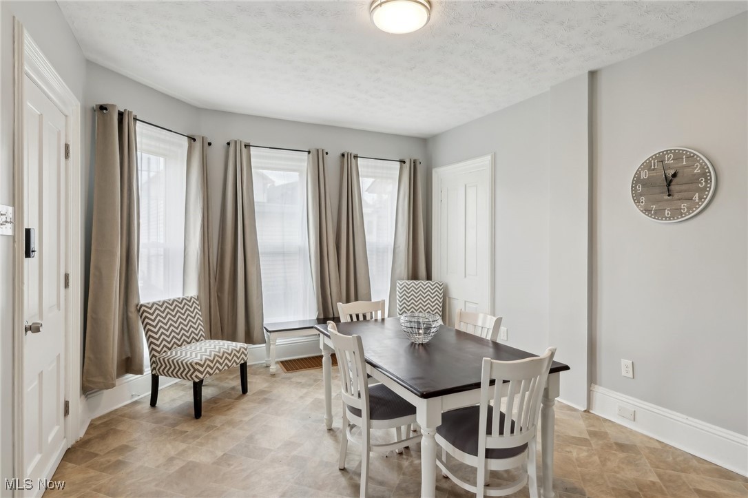 25 Taylor Road Bedford, OH 44146 - Photo 3 of 33 1st floor unit dining rm