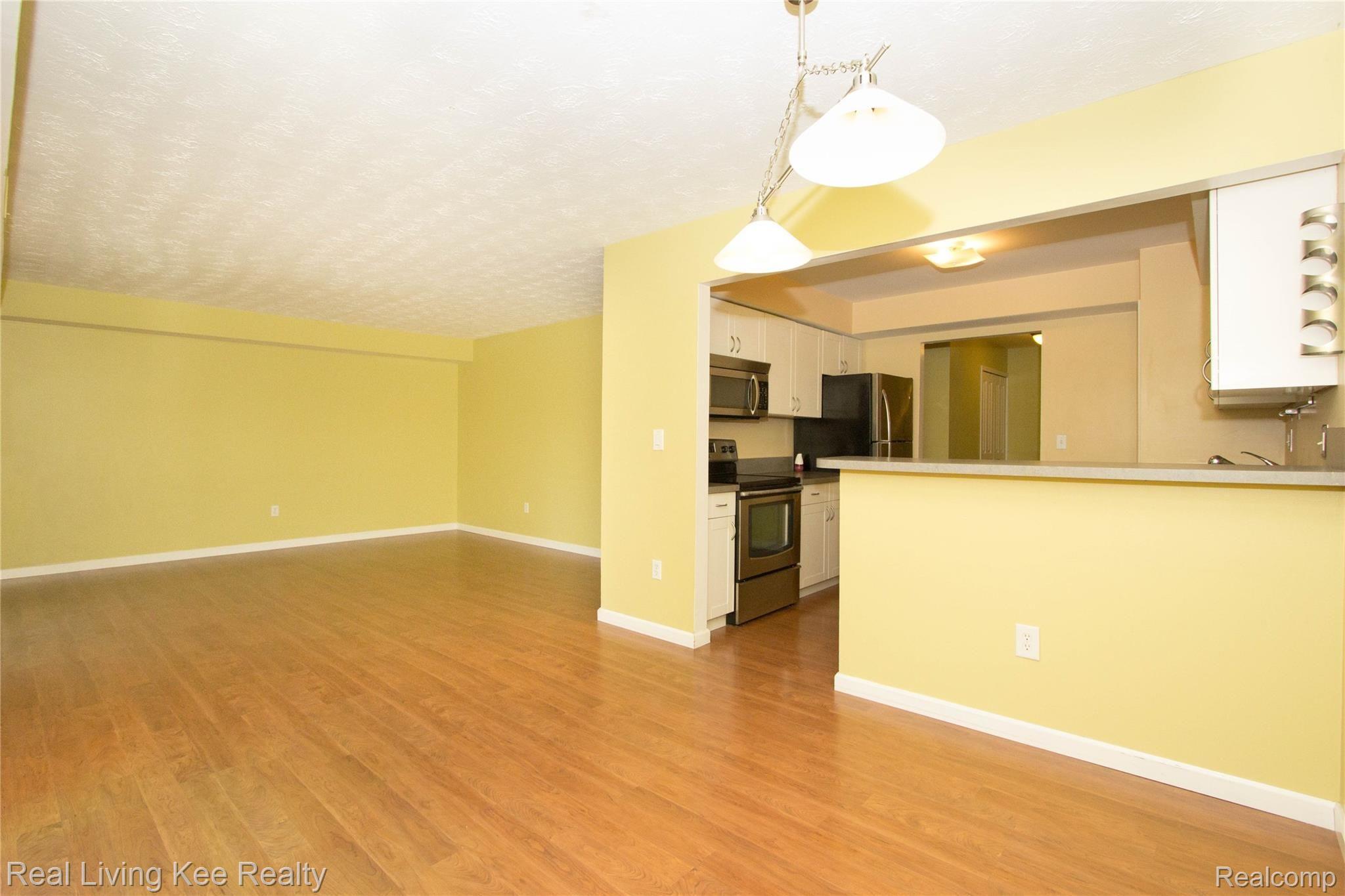 1673 Riverside Drive, Unit 6 Rochester, MI 48309 - Photo 14 of 20 Kitchen/Dining Room/Living Room