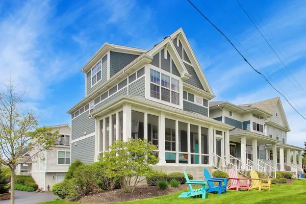 a view of a house with yard