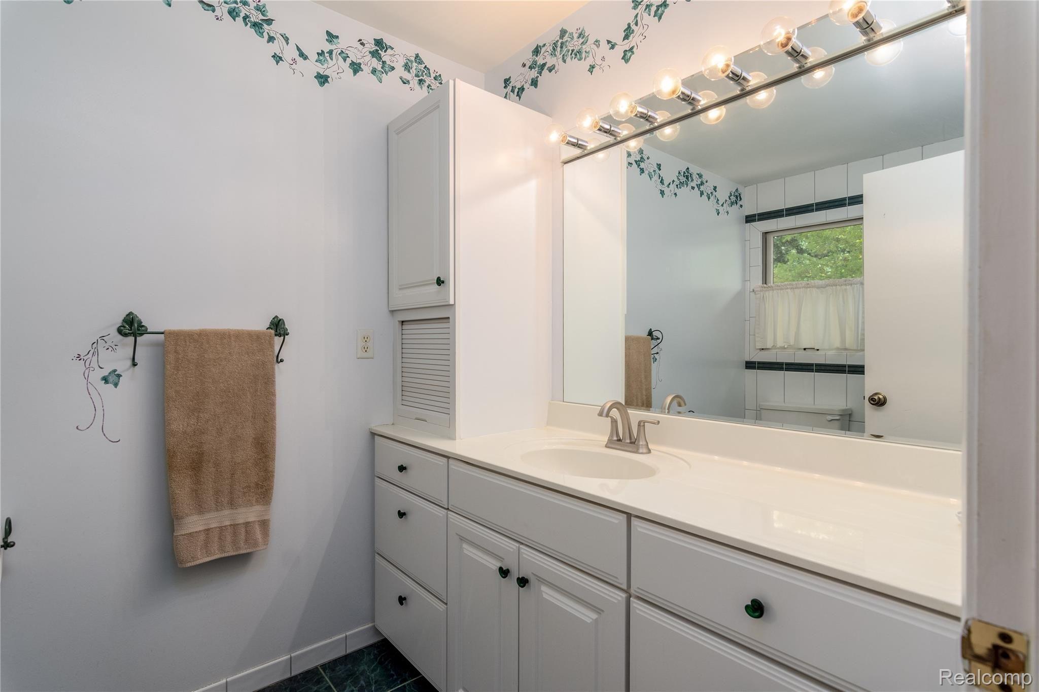 6273 Kings Pointe Road Grand Blanc, MI 48439 - Photo 22 of 39 MASTER BATH (2).jpg