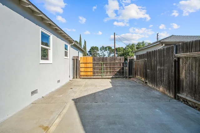 a view of entryway with garden