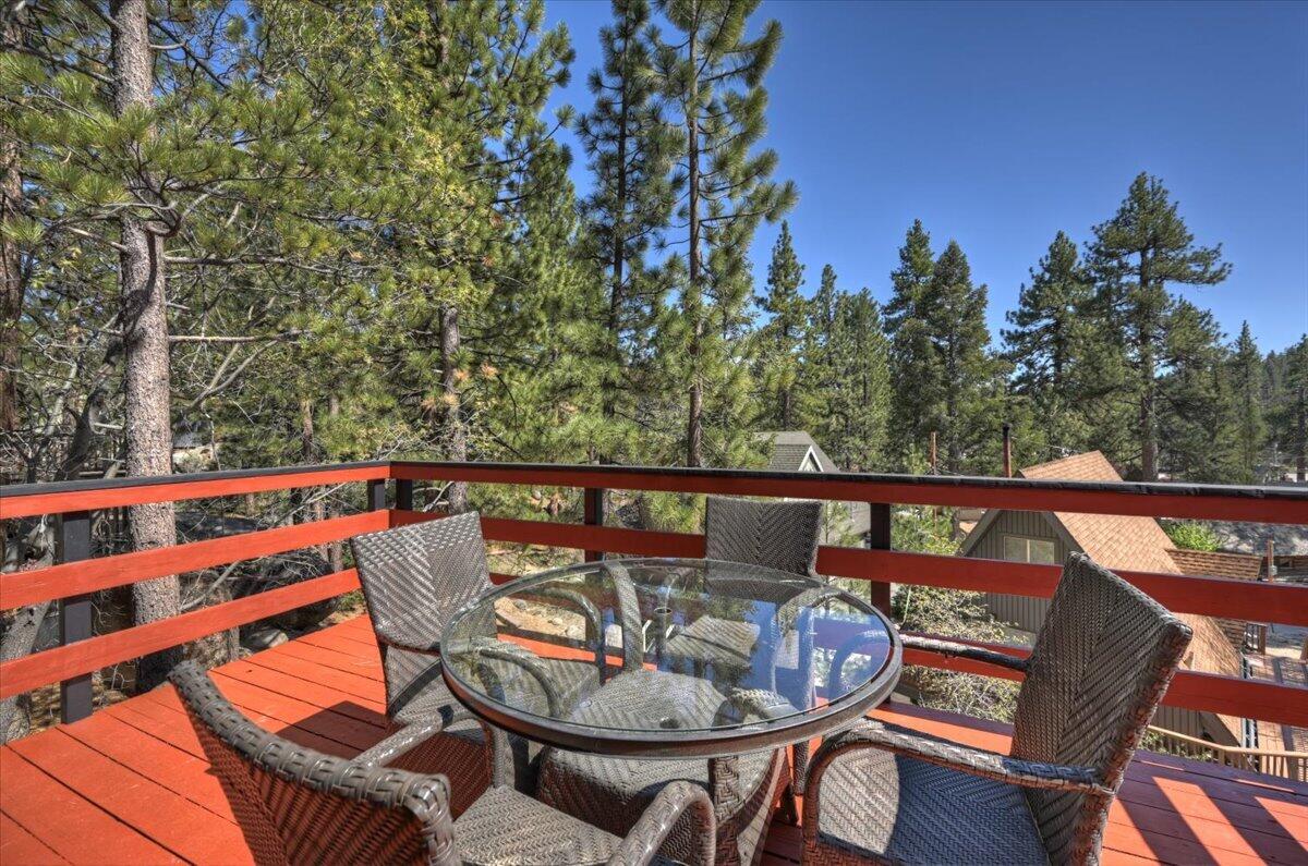 39187 Arapahoe Road Fawnskin, CA 92333 - Photo 25 of 33 a balcony with wooden floor and outdoor seating