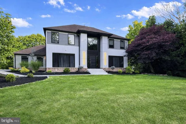 a view of a house with backyard and porch