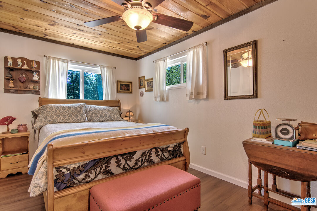 25527 Cedar Glen Drive Idyllwild, CA 92549 - Photo 20 of 69 a bedroom with a bed and a desk