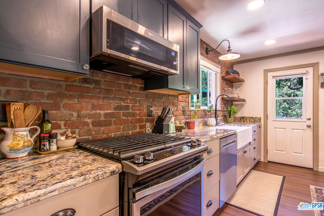 25527 Cedar Glen Drive Idyllwild, CA 92549 - Photo 54 of 69 a kitchen with a stove and a microwave