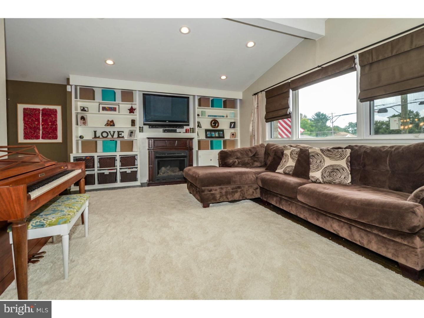 9326 Laramie Road Philadelphia, PA 19115 - Photo 5 of 25 Living Room