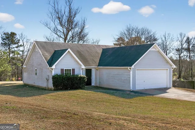 a view of a backyard