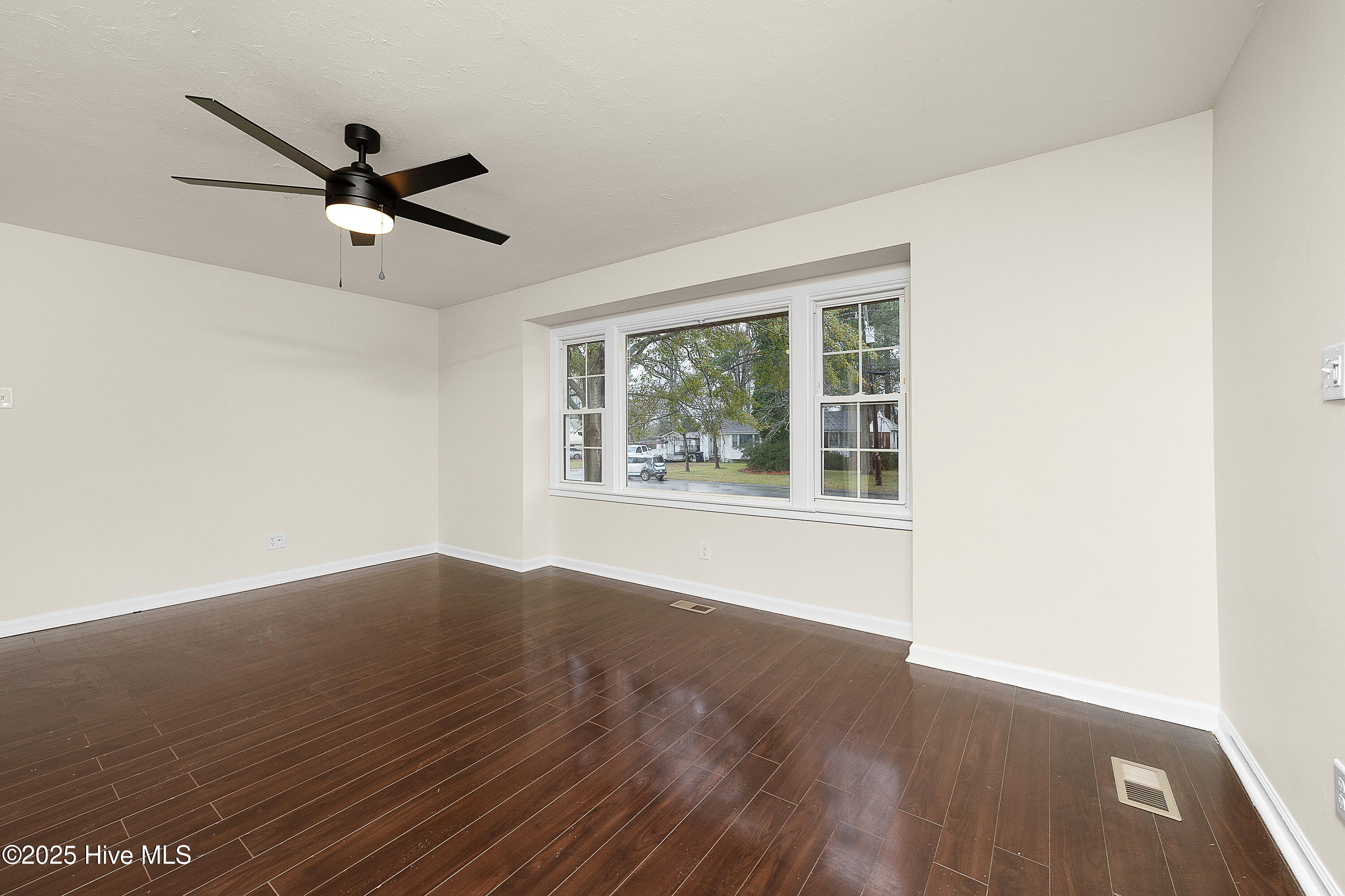 404 Decatur Road Jacksonville, NC 28540 - Photo 7 of 23 Living Room