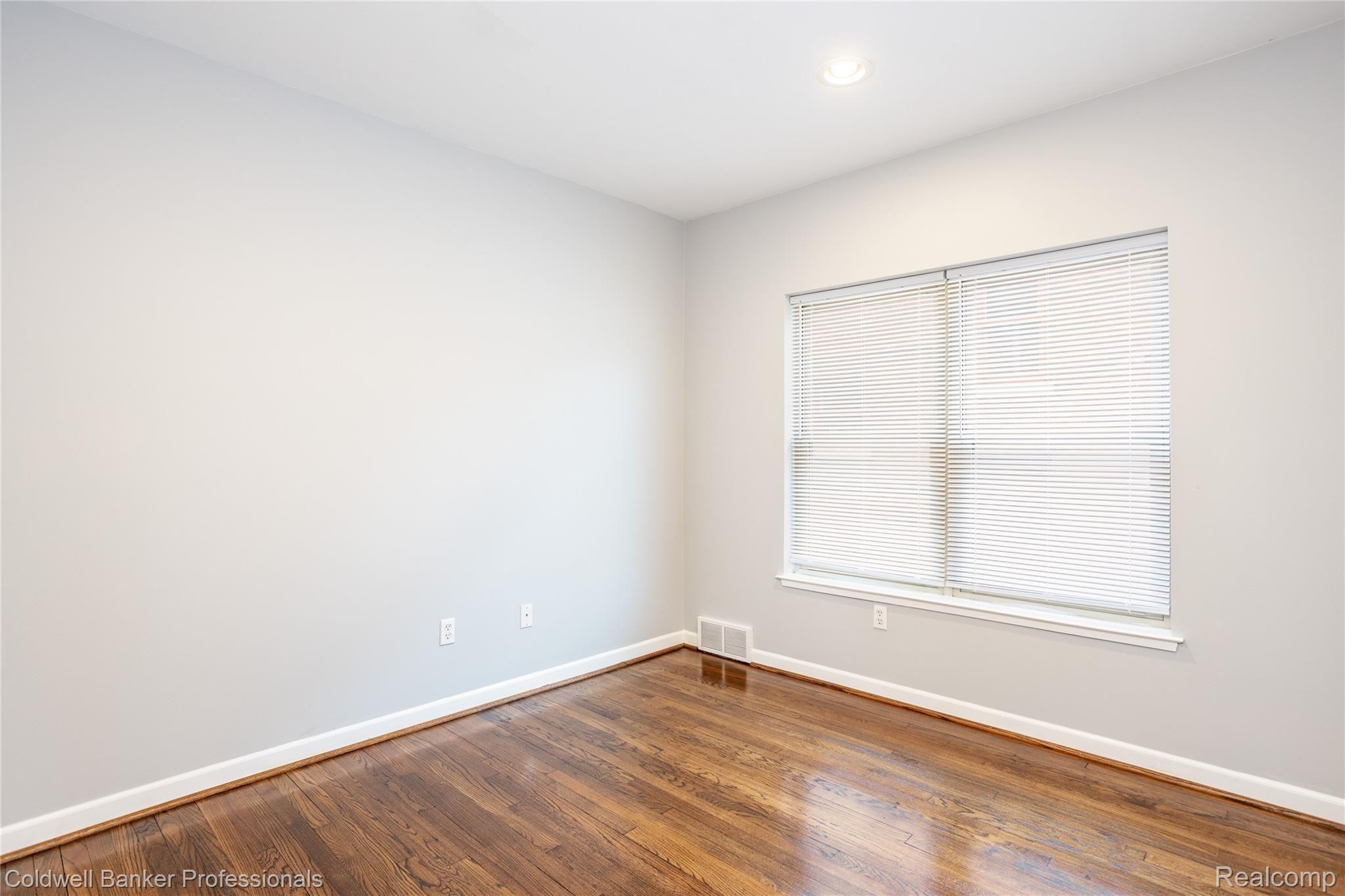 966 Nottingham Road, Unit 968 Grosse Pointe, MI 48230 - Photo 11 of 17 968 Bedroom 1.jpg