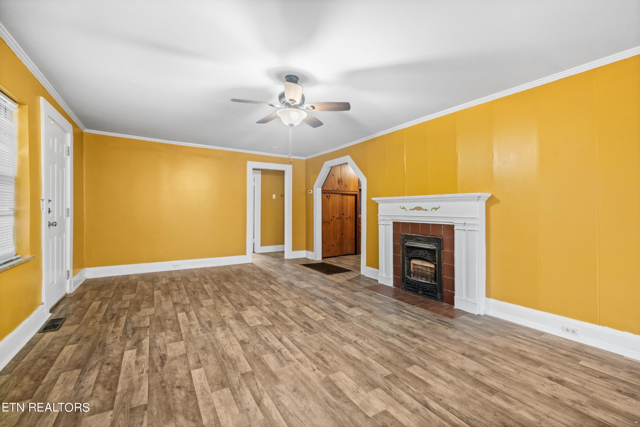 738 South Jackson Street Athens, TN 37303 - Photo 18 of 25 a view of empty room with wooden floor and fireplace