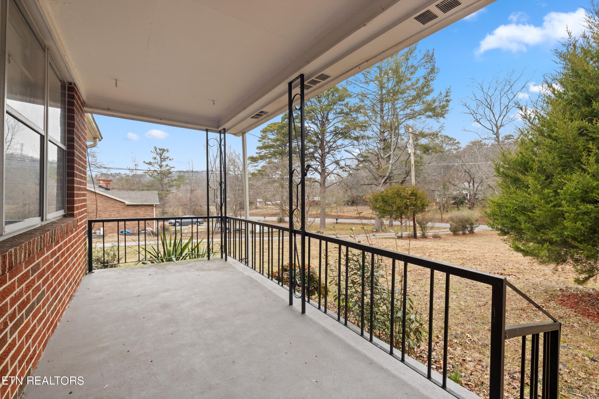738 South Jackson Street Athens, TN 37303 - Photo 4 of 25 a view of balcony with furniture