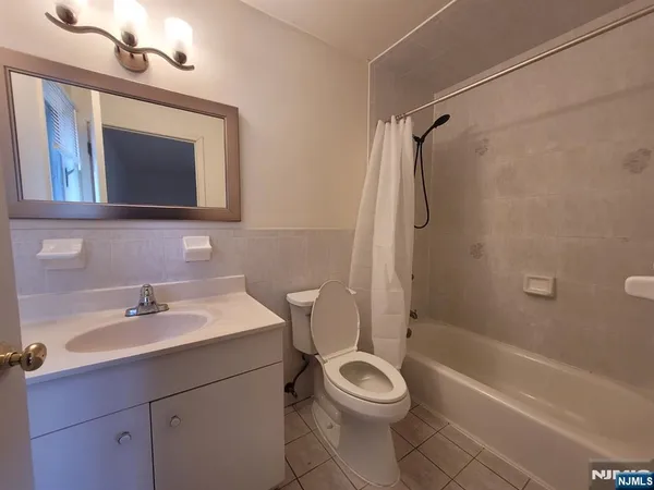 $3,600 | 755 Edgewater Avenue, Unit 2, Ridgefield, NJ 07657