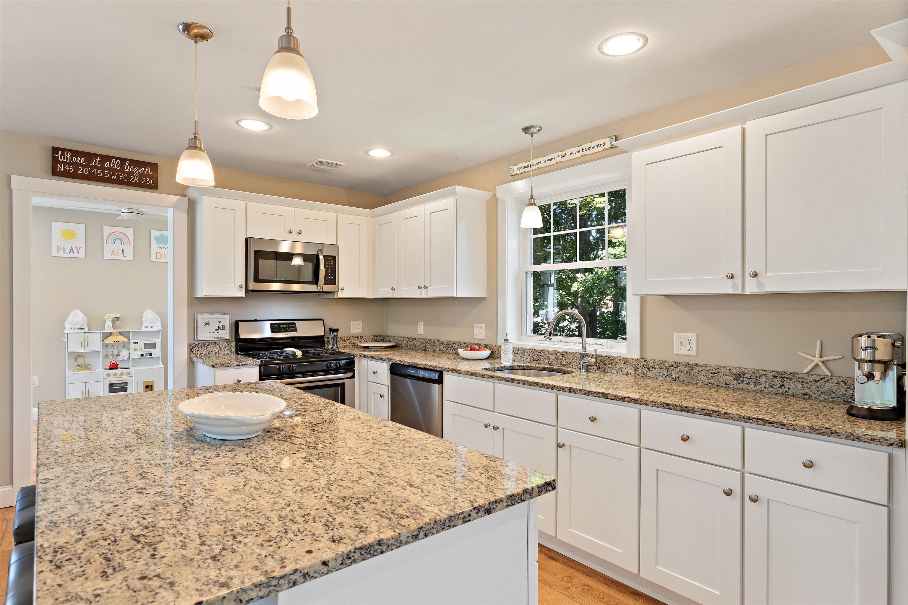 10 Charron Circle Exeter, NH 03833 - Photo 4 of 26 Gallery Image 4