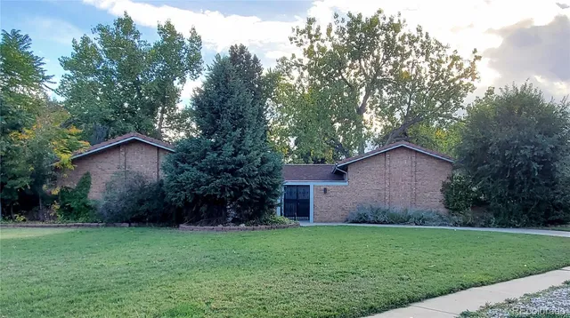 a view of a house with backyard and garden