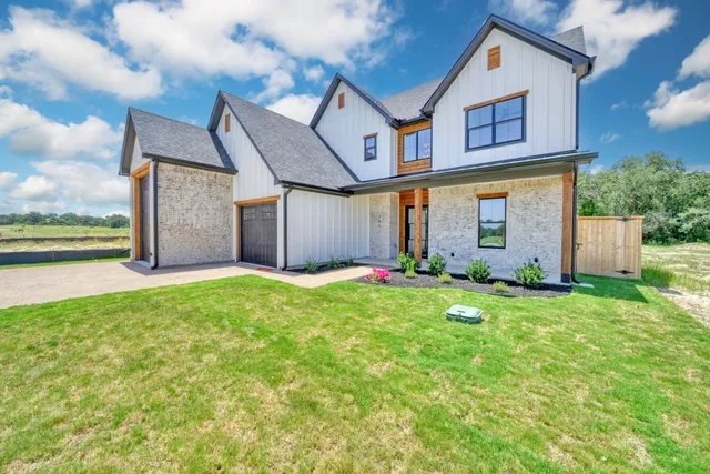 a view of a house with backyard and garden