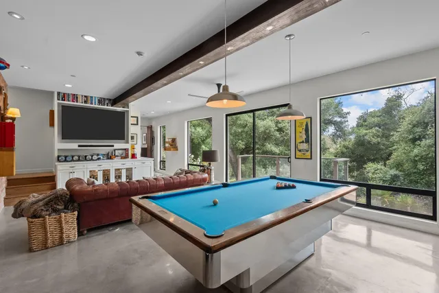 a view of entryway with window