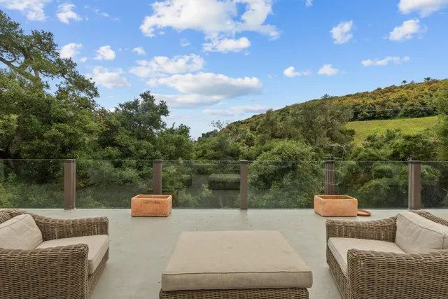 a view of sitting area with furniture