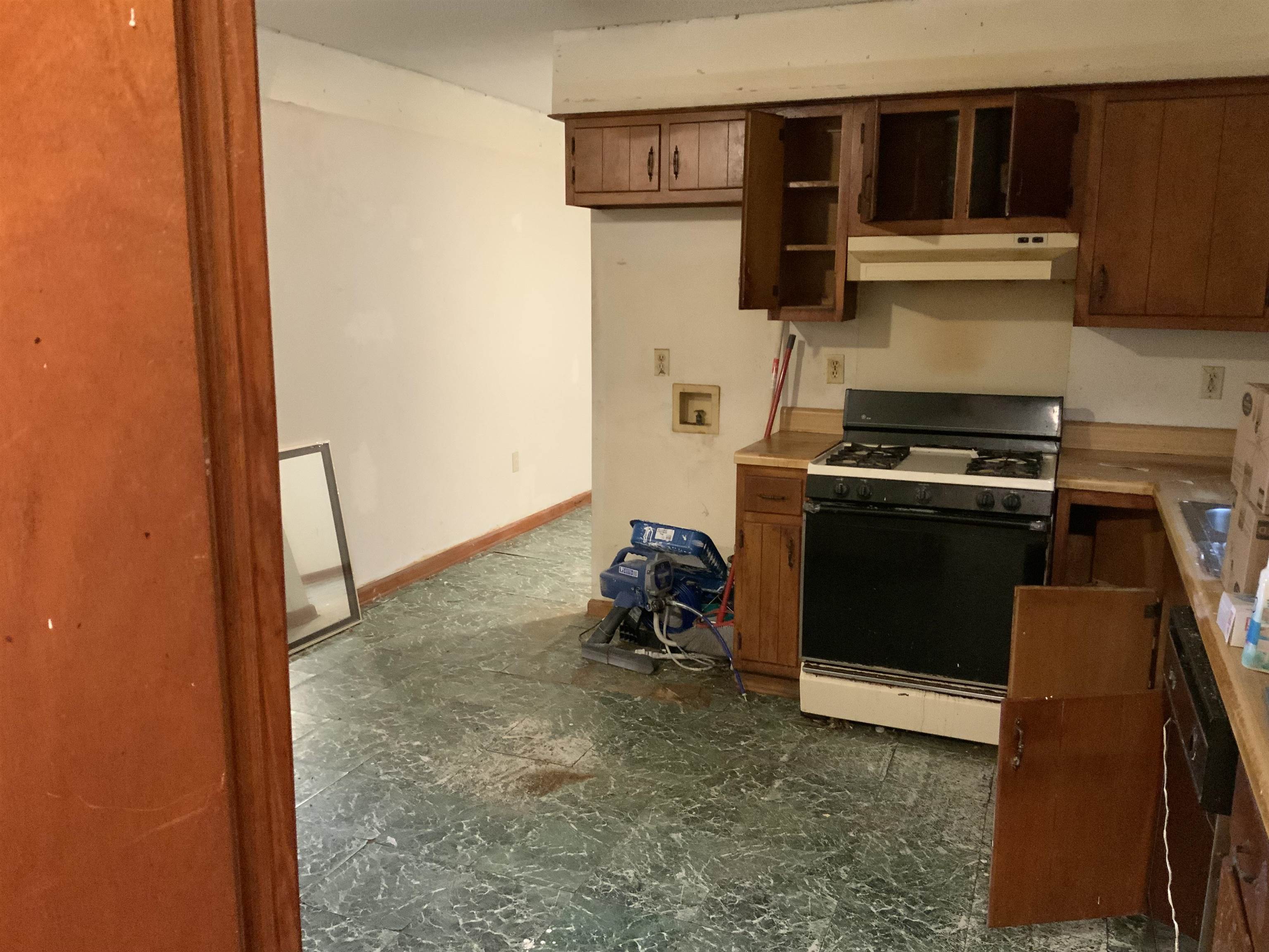1860 Highway 59 Covington, TN 38019 - Photo 18 of 32 a kitchen with a stove and a refrigerator