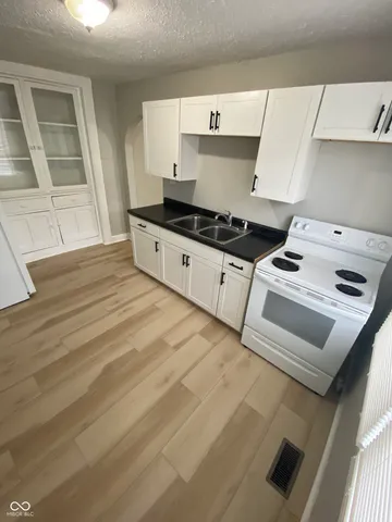 $975 | 4305 Rockville Road, Indianapolis, IN 46241