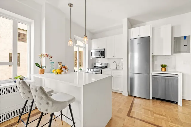 $865,000 | 20 East 35th Street, Unit 14K | Murray Hill
