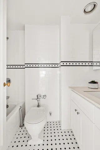 $865,000 | 20 East 35th Street, Unit 14K | Murray Hill