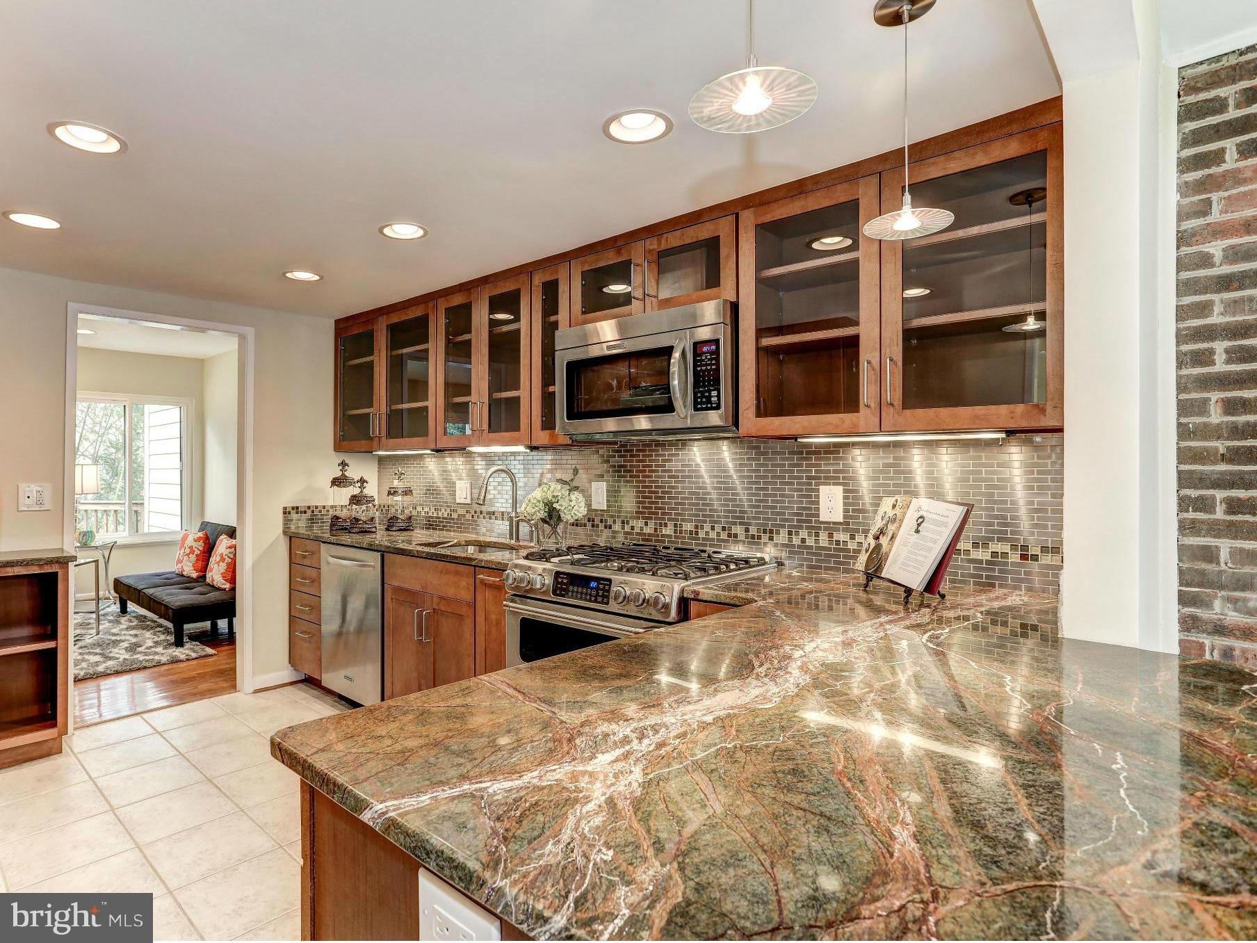 Lovely newer chef's kitchen w/ high-end granite