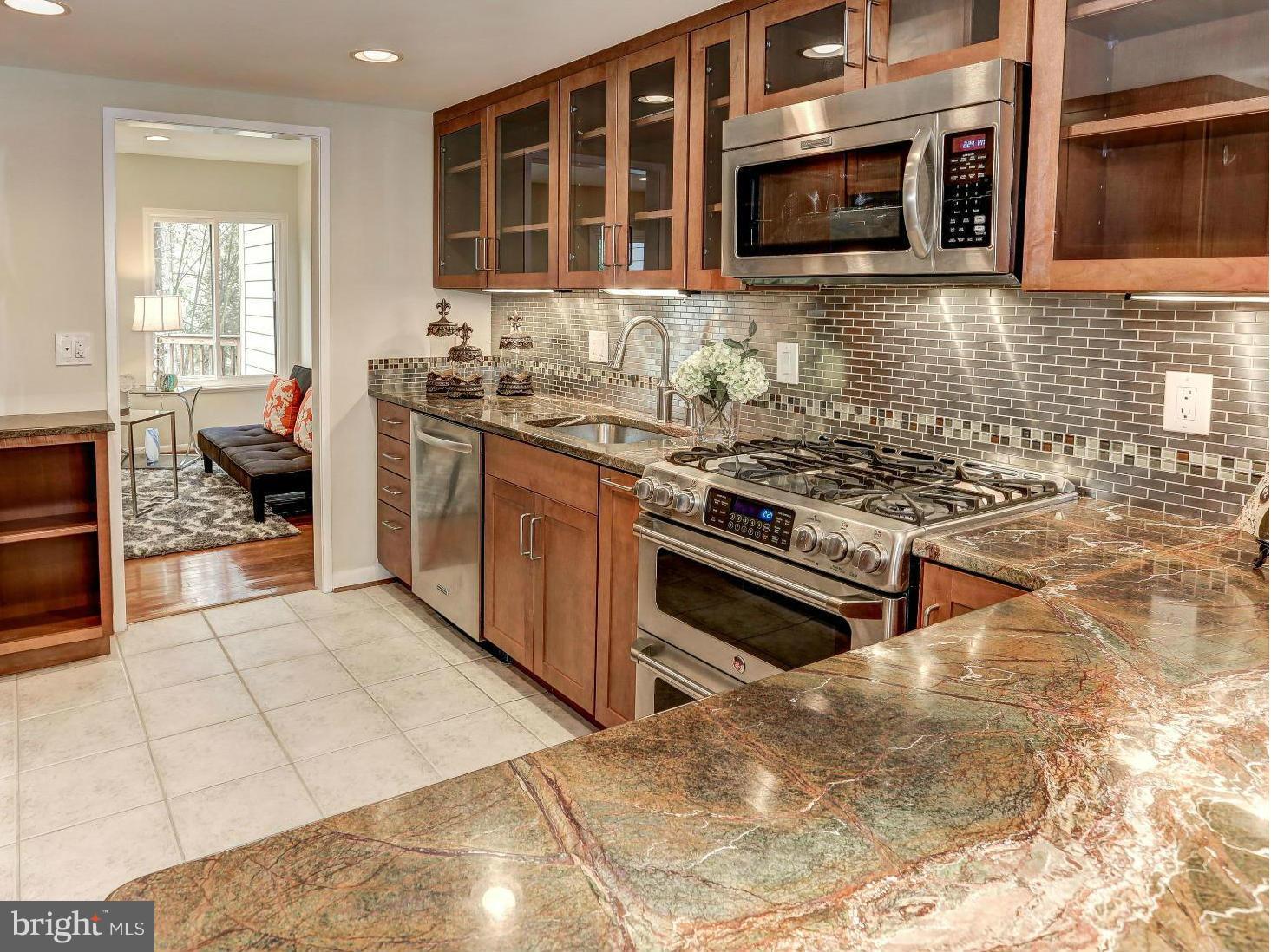 Dream kitchen w/ high-end granite breakfast bar