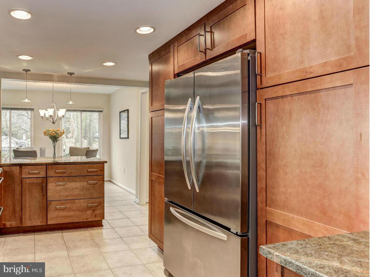 Newer chef's kitchen w/ French-door fridge