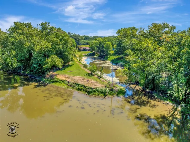 a view of a yard with a house