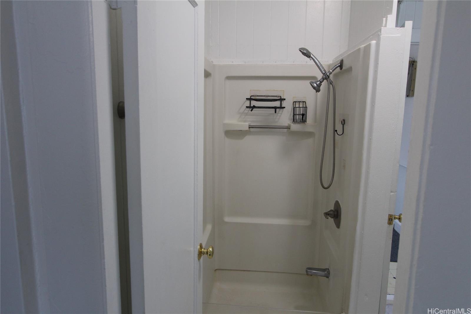 2111 Booth Road Honolulu, HI 96813 - Photo 6 of 7 Bathroom