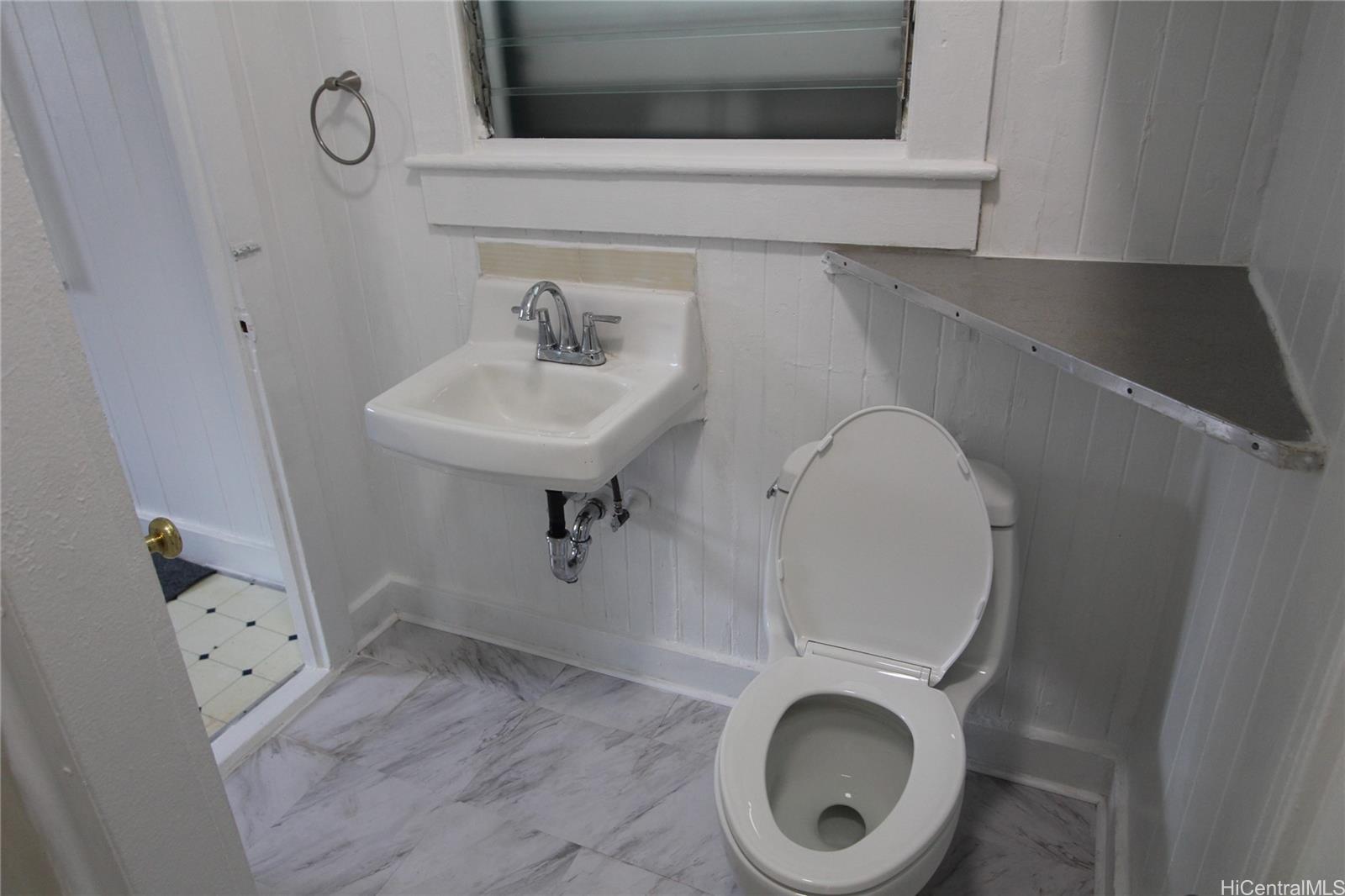 2111 Booth Road Honolulu, HI 96813 - Photo 7 of 7 Bathroom