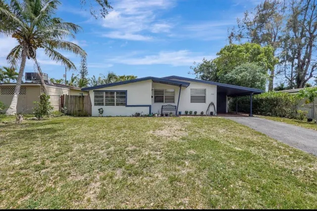 a view of a house with a backyard