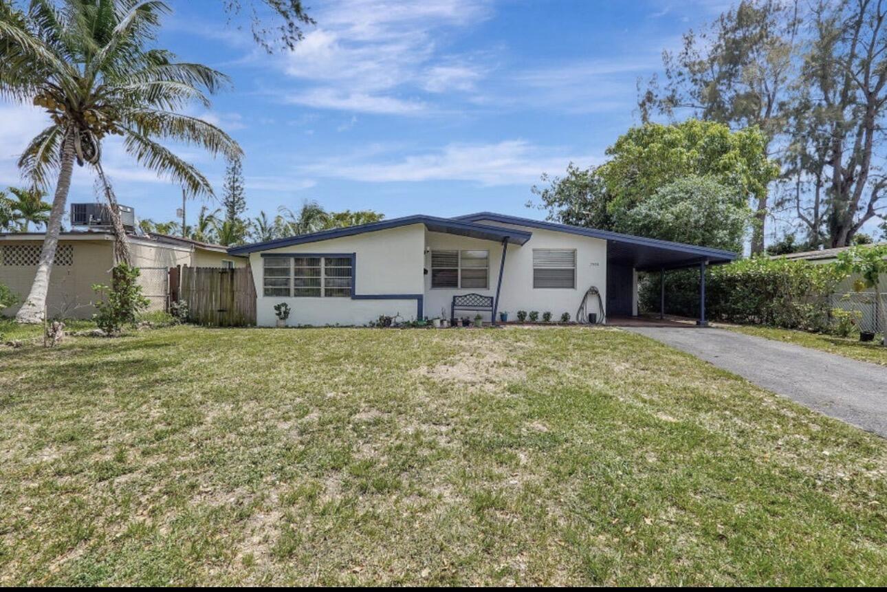 a view of a house with a backyard