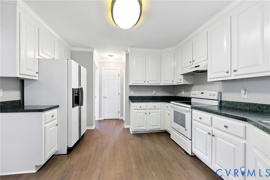 1800 Porters Mill Road Midlothian, VA 23114 - Photo 8 of 39 Kitchen with dark countertops, white appliances, w