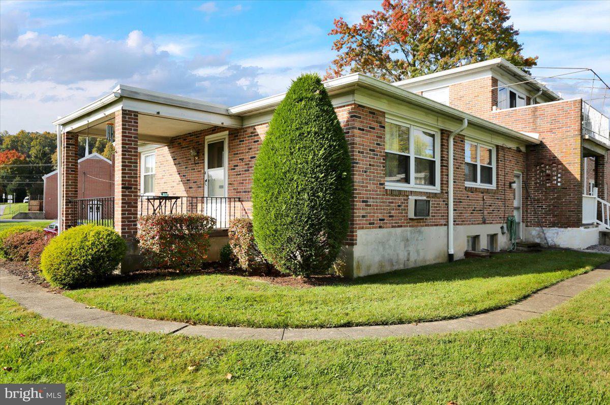 121 Gretchen Drive Reading, PA 19607 - Photo 4 of 17