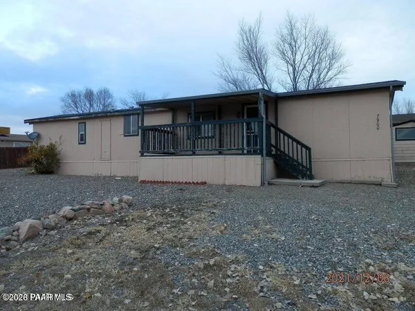 a view of a house with backyard and garage