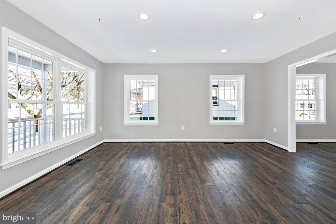 21 East Moser Road Thurmont, MD 21788 - Photo 8 of 30 Living Room
