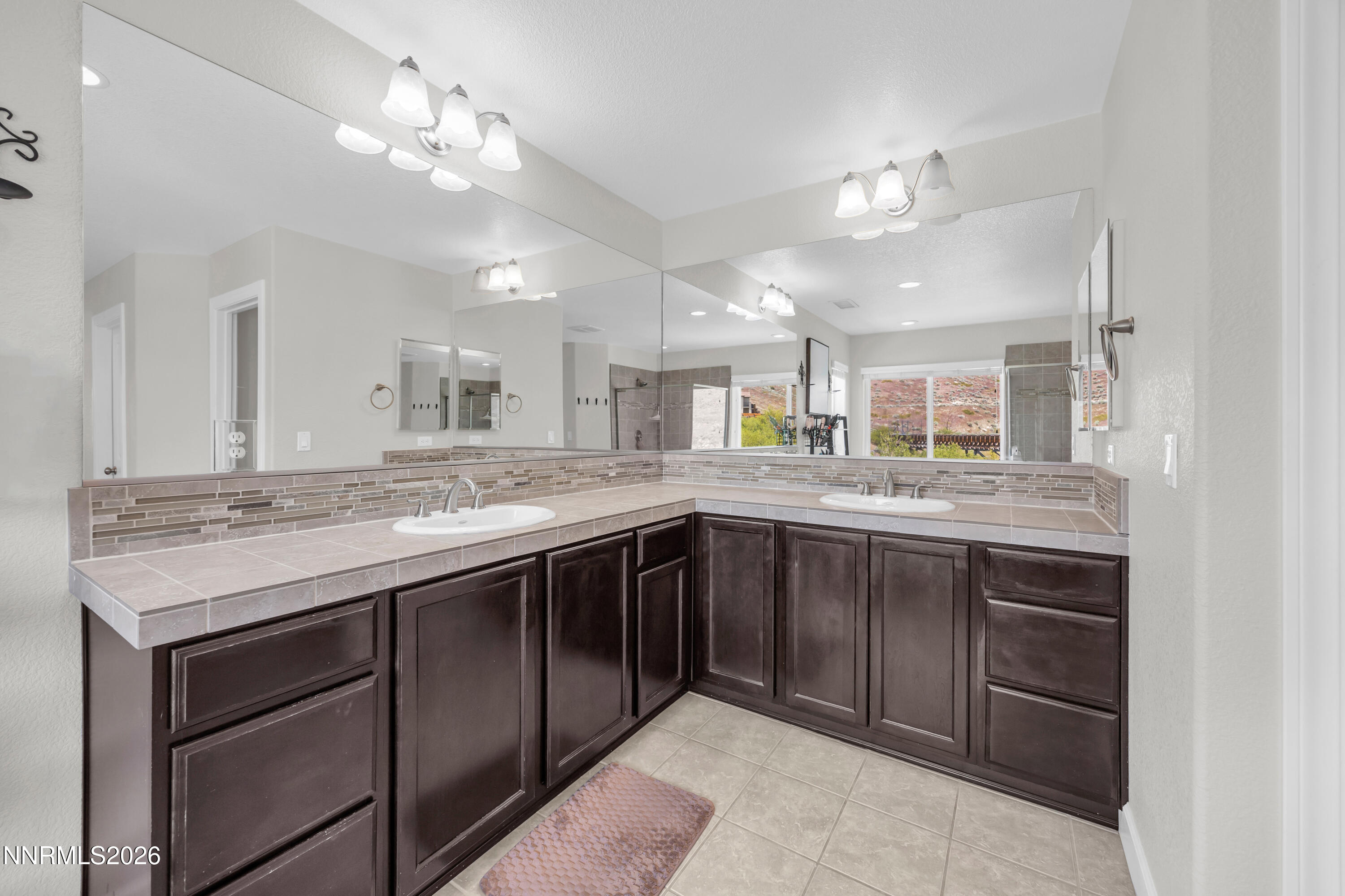 270 Anselmo Drive Reno, NV 89523 - Photo 20 of 32 primary bath