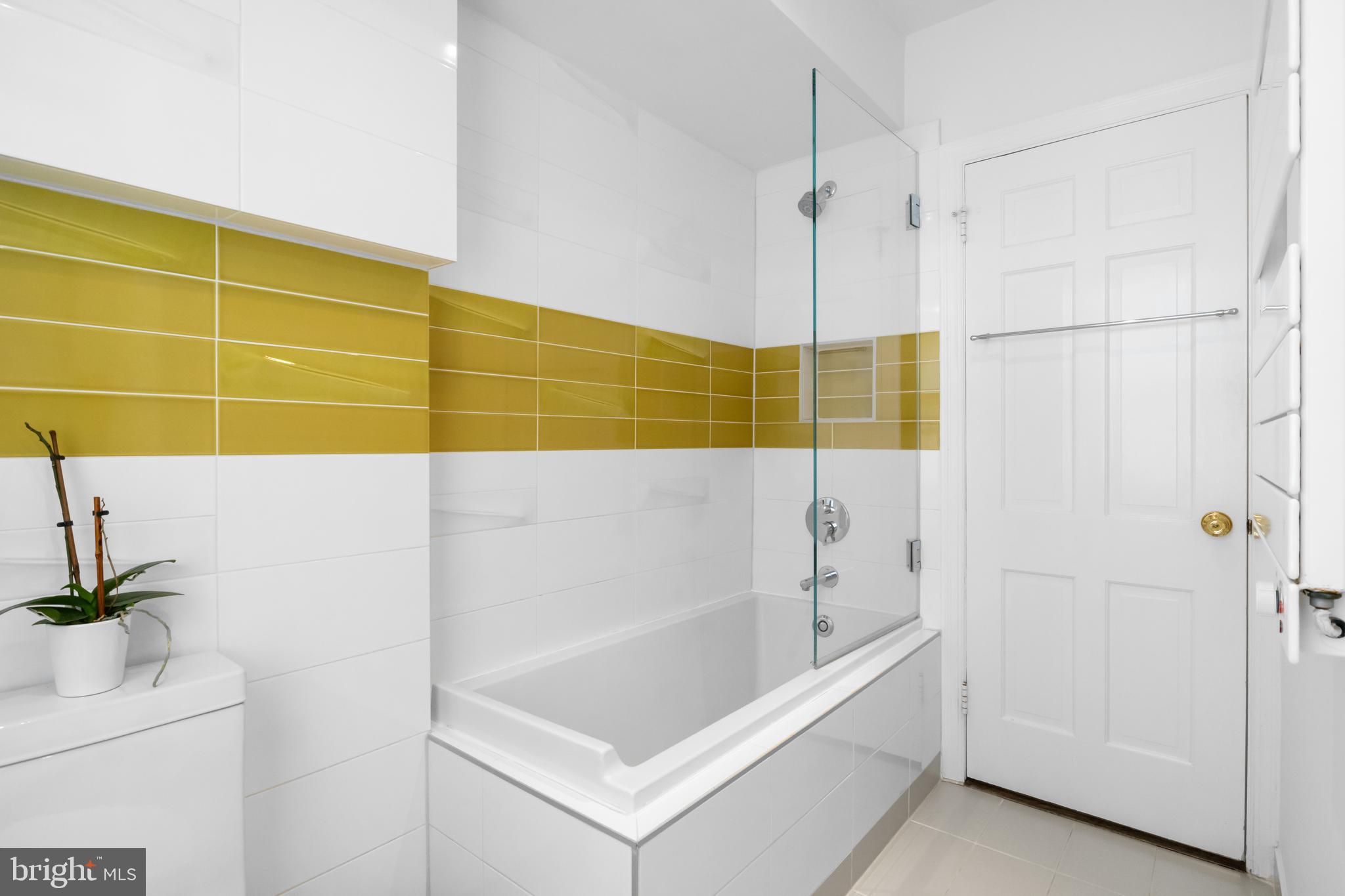 3320 R Street Northwest Washington, DC 20007 - Photo 32 of 48 Soaking tub with built-in storage