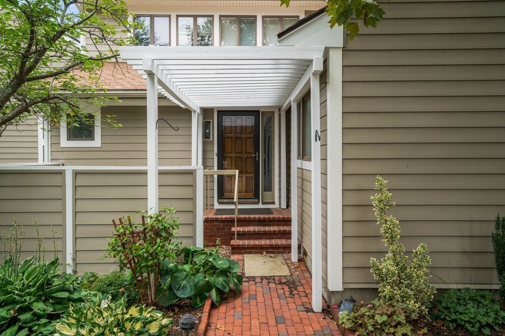 11 Benjamin Place, Unit 11 Brookline, MA 02467 - Photo 3 of 28