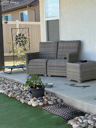a view of a backyard