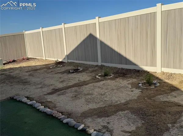 a view of a backyard