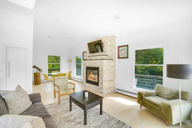 $999,999 | 3 Jefferson Avenue, Hampton Bays, NY 11946