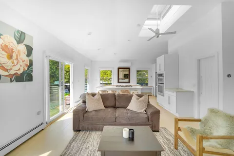 $999,999 | 3 Jefferson Avenue, Hampton Bays, NY 11946